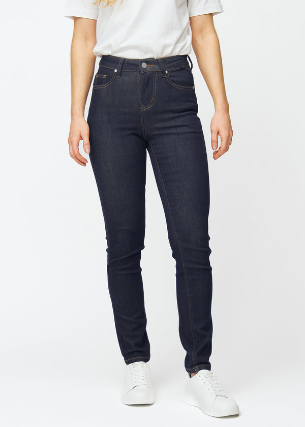 Dyp mørkeblå denim jeans til kvinner i fargen Midnights med slim passform, som er figursydd fra midje til ankel, sett forfra.
