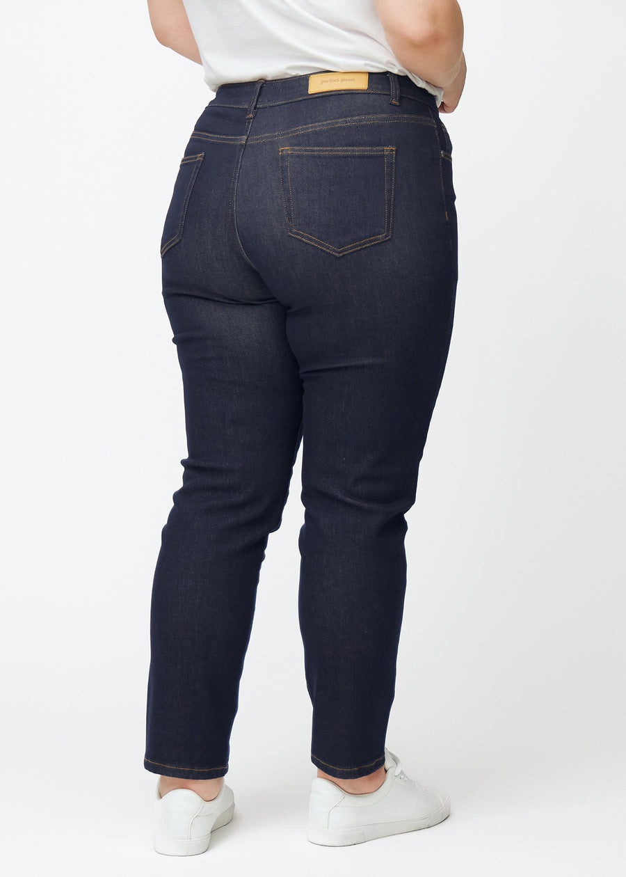 Dyp mørkeblå denim jeans til kvinner i fargen Midnights sett bakfra på plus-size-modell.