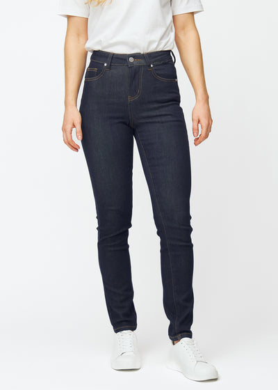 Dyp mørkeblå denim jeans til kvinner i fargen Midnights med slim passform, som er figursydd fra midje til ankel, sett forfra.