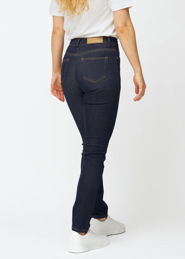 Dyp mørkeblå denim jeans til kvinner i fargen Midnights sett bakfra.