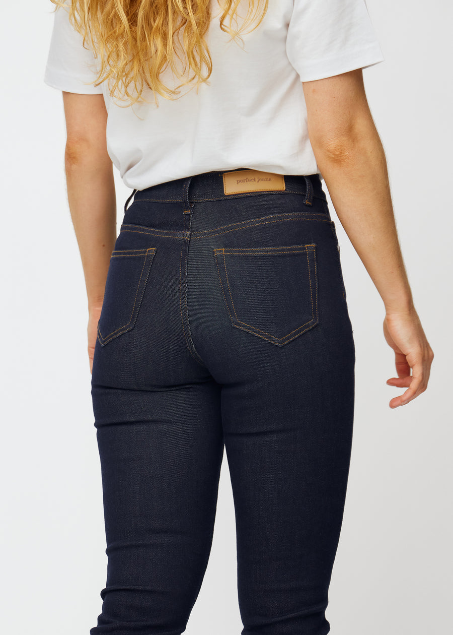 Dyp mørkeblå denim jeans til kvinner i fargen Midnights sett bakfra på nært hold for å vise passform og detaljer.