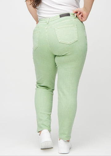 Lysegrønne slim jeans sett bakfra på en plus-size modell, så man kan se hele produktet.
