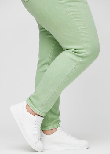 Anklene på en plus-size modell, så man kan se hvor tett jeansene sitter.