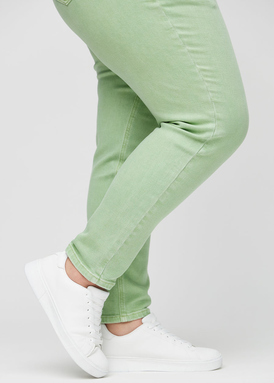 Anklene på en plus-size modell, så man kan se hvor tett jeansene sitter.