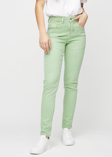 Lysegrønne slim jeans, modellnavn Mints, som sitter tett langs benet, men litt løsere ved ankelen, sett forfra.