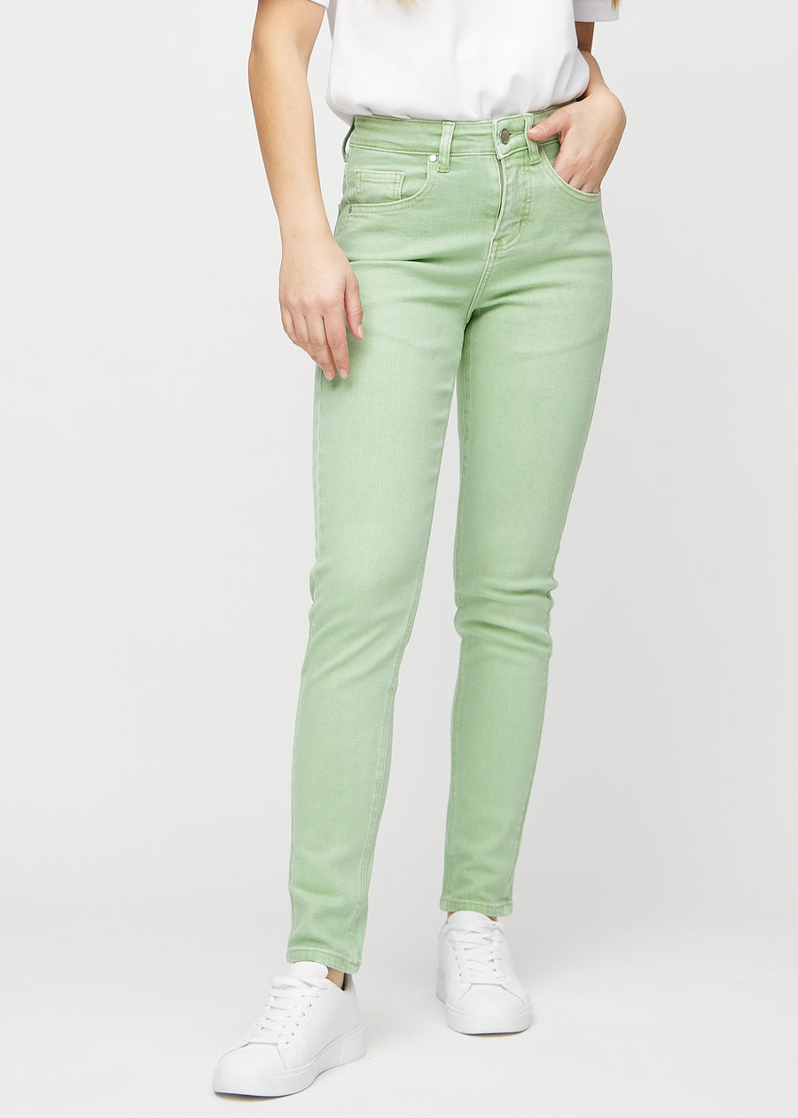Lysegrønne slim jeans, modellnavn Mints, som sitter tett langs benet, men litt løsere ved ankelen, sett forfra.