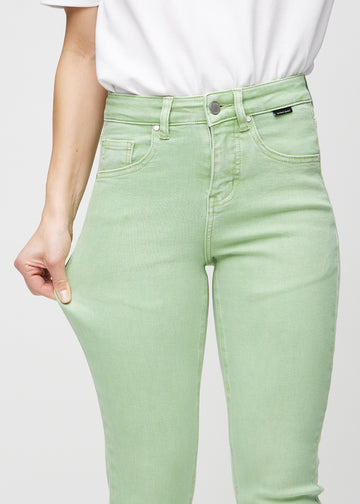 Modellen strekker jeansene ved låret for å vise stretch.
