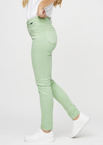 Lysegrønne slim jeans sett fra siden på modell.