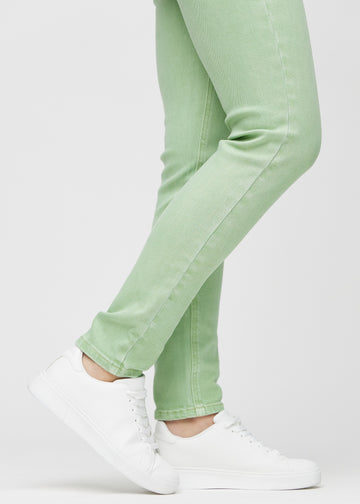 Anklene på en modell, så man kan se hvor tett jeansene sitter.