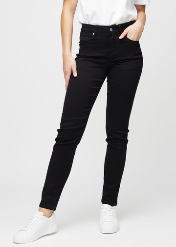 Svarte slim jeans, modellnavn Ravens, som sitter tett til benet, men litt løsere ved ankelen, sett forfra.