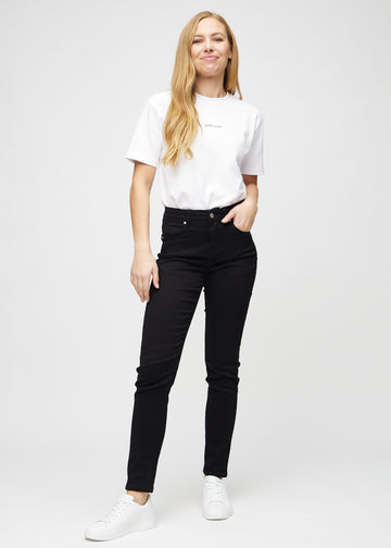 Fullt bilde av modell i svarte slim jeans.