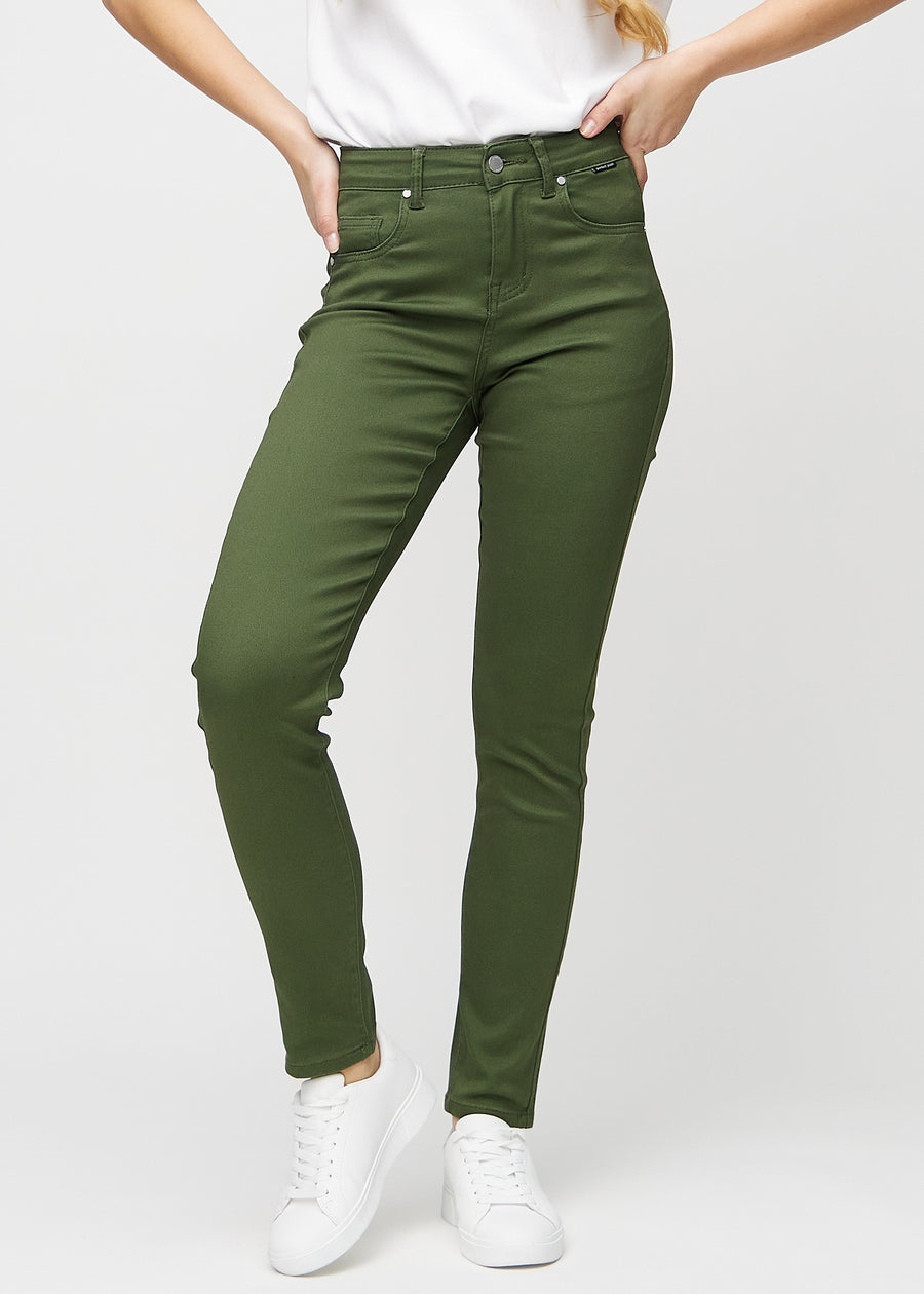 Slim-jeans til kvinner i mørkegrønn, fargen Renewals. Sett forfra på en modell, med tettsittende ben og litt mer plass ved anklene.