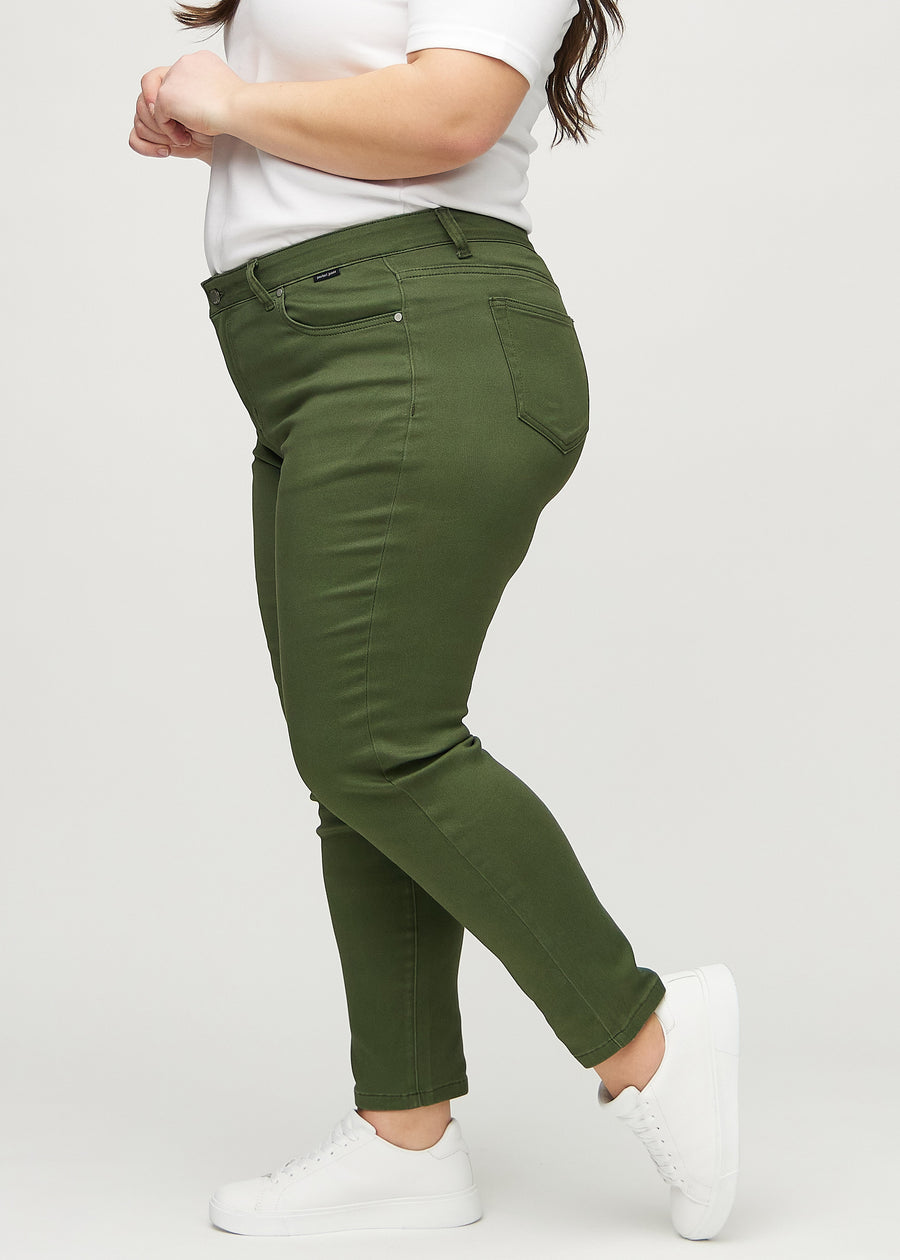 Slim-jeans til kvinner i mørkegrønn, fargen Renewals. Sett fra siden på en plus size-modell.