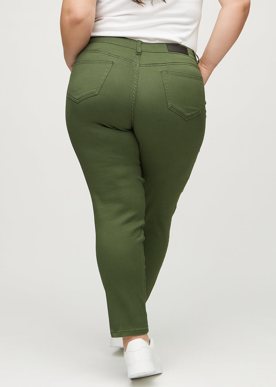 Slim-jeans til kvinner i mørkegrønn, fargen Renewals. Sett bakfra på en plus size-modell, slik at hele passformen vises.