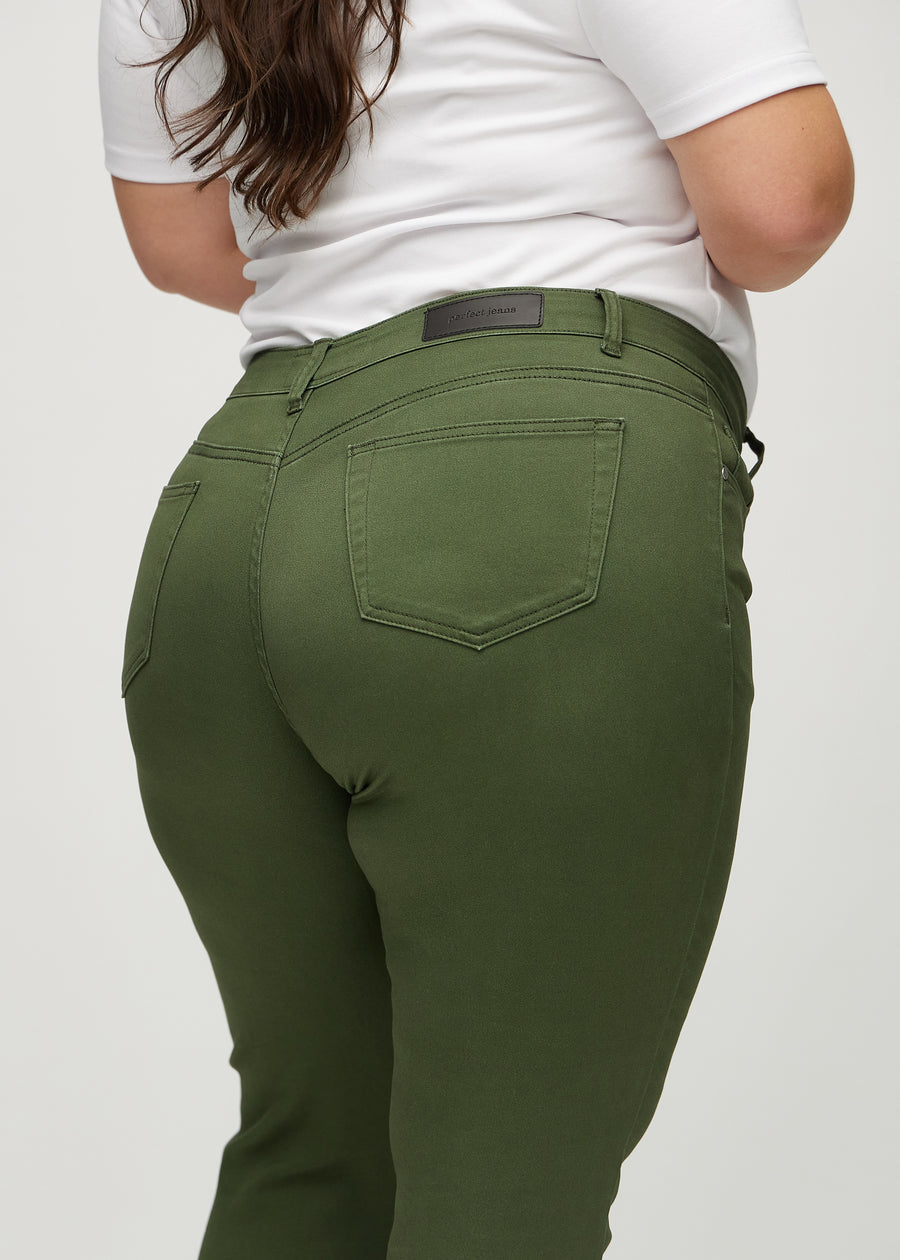 Slim-jeans til kvinner i mørkegrønn, fargen Renewals. Nærbilde bakfra på en plus size-modell for å vise detaljene.