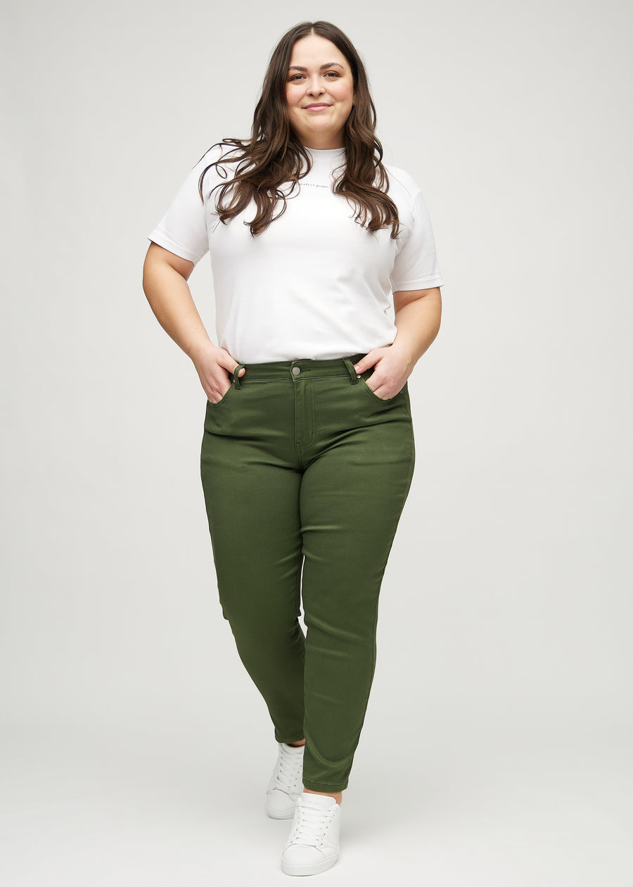 Slim-jeans til kvinner i mørkegrønn, fargen Renewals. Helhetsbilde av en plus size-modell med jeansen på.