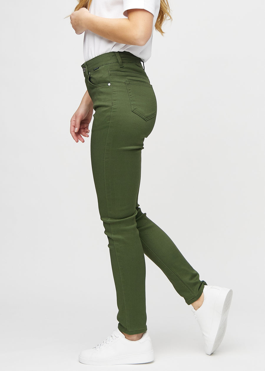 Slim-jeans til kvinner i mørkegrønn, fargen Renewals. Sett fra siden på en modell.