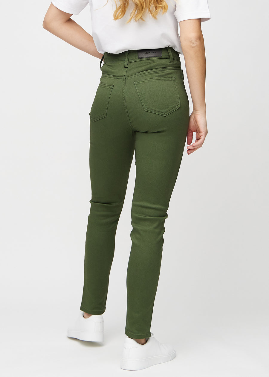 Slim-jeans til kvinner i mørkegrønn, fargen Renewals. Sett bakfra på en modell, slik at hele passformen vises.