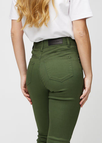 Slim-jeans til kvinner i mørkegrønn, fargen Renewals. Nærbilde bakfra på en modell for å vise detaljene.