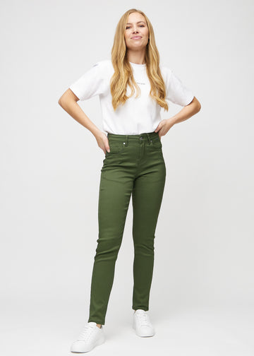 Slim-jeans til kvinner i mørkegrønn, fargen Renewals. Helhetsbilde av en modell med jeansen på.