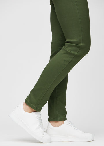 Slim-jeans til kvinner i mørkegrønn, fargen Renewals. Nærbilde ved anklene på en modell, som viser passformen nederst på bena.