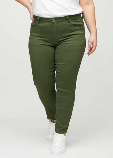 Slim-jeans til kvinner i mørkegrønn, fargen Renewals. Sett forfra på en plus size-modell, med tettsittende ben og litt mer plass ved anklene.