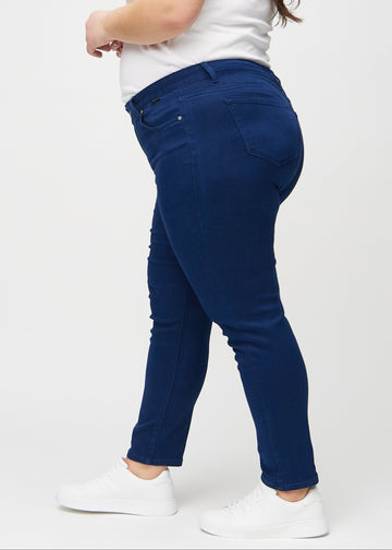 Slim-jeans til kvinner i mørkeblå, fargen Royals. Sett fra siden på en plus size-modell.