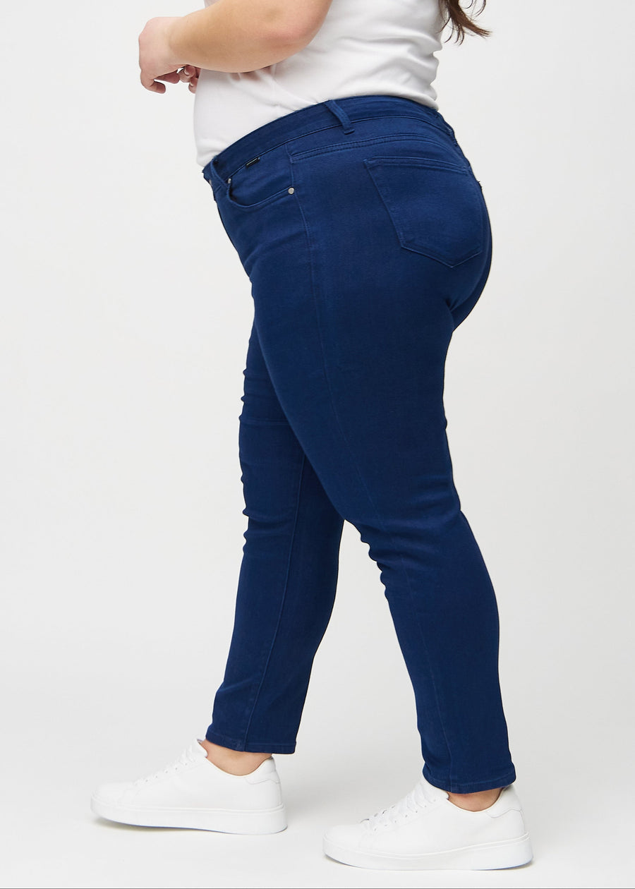 Slim-jeans til kvinner i mørkeblå, fargen Royals. Sett fra siden på en plus size-modell.