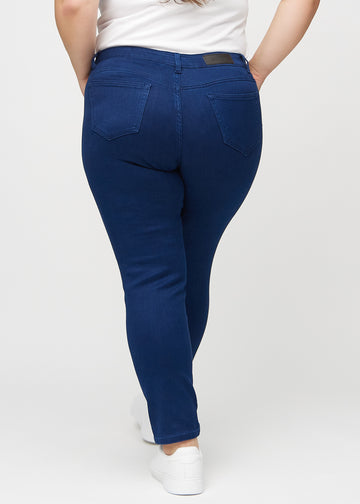 Slim-jeans til kvinner i mørkeblå, fargen Royals. Sett bakfra på en plus size-modell, slik at hele passformen vises.