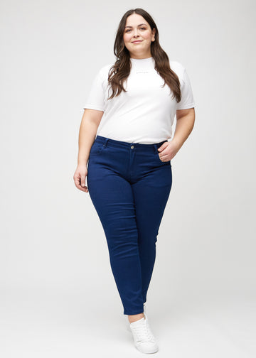 Slim-jeans til kvinner i mørkeblå, fargen Royals. Helhetsbilde av en plus size-modell med jeansen på.