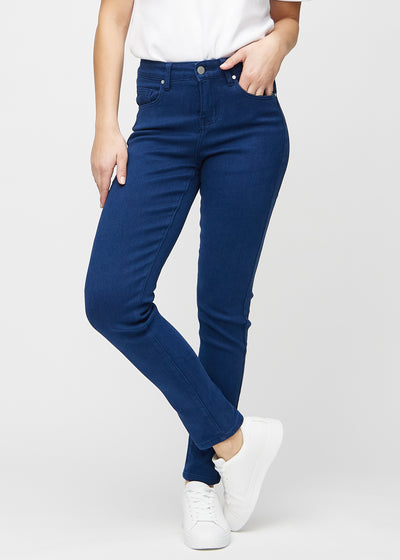 Slim-jeans til kvinner i mørkeblå, fargen Royals. Sett forfra på en modell, med tettsittende ben og litt mer plass ved anklene.