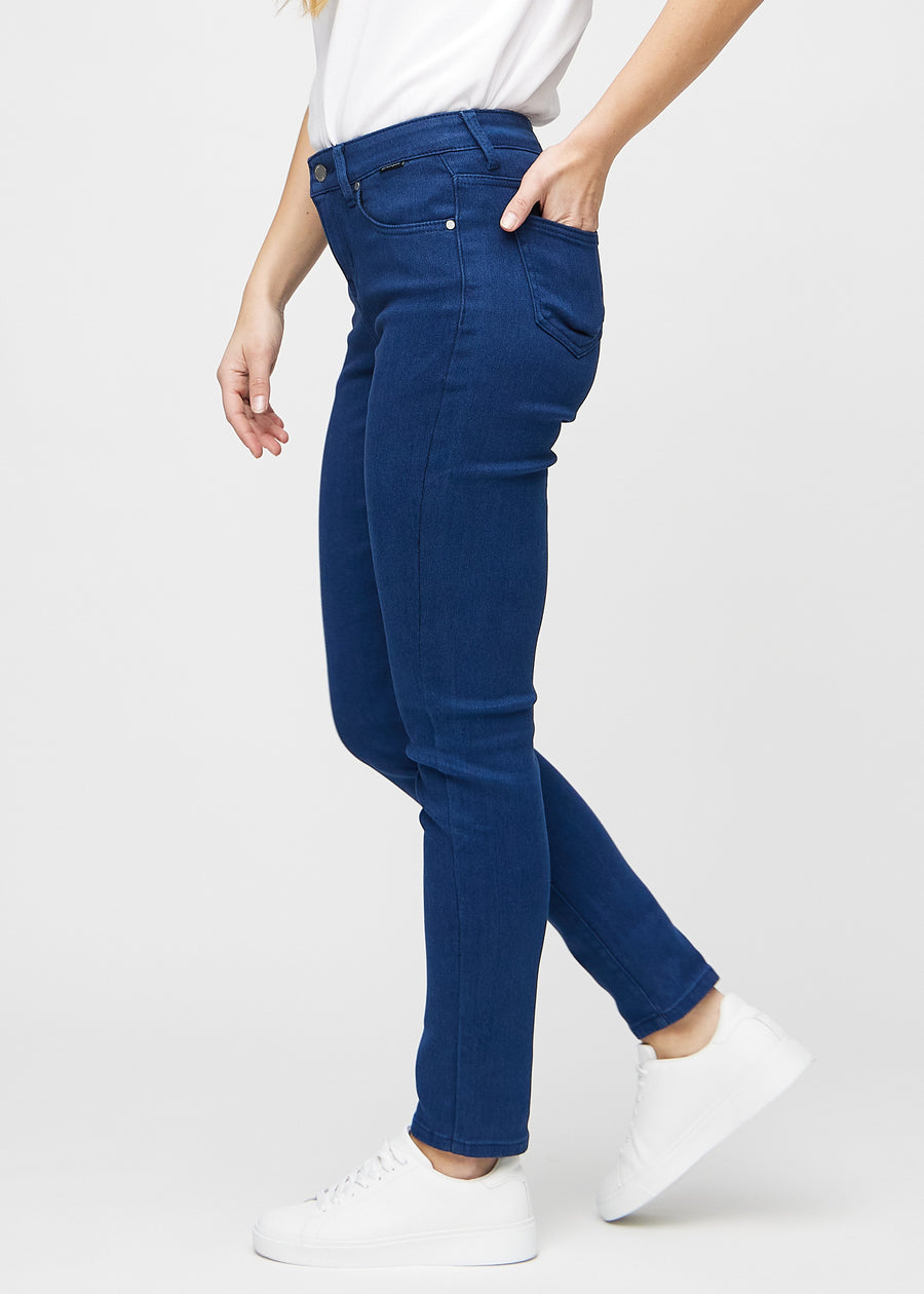 Slim-jeans til kvinner i mørkeblå, fargen Royals. Sett fra siden på en modell.
