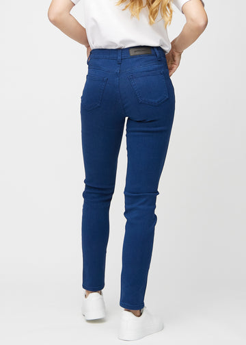 Slim-jeans til kvinner i mørkeblå, fargen Royals. Sett bakfra på en modell, slik at hele passformen vises.