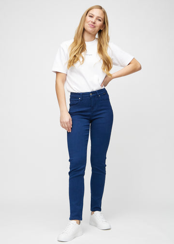 Slim-jeans til kvinner i mørkeblå, fargen Royals. Helhetsbilde av en modell med jeansen på.