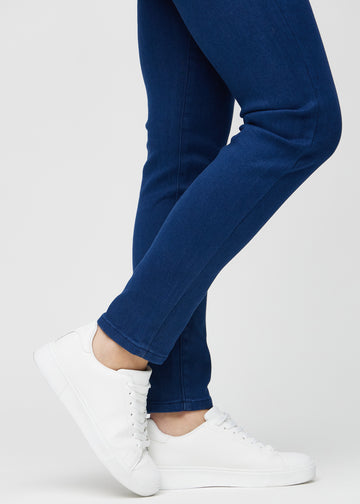 Slim-jeans til kvinner i mørkeblå, fargen Royals. Nærbilde ved anklene på en modell, som viser passformen nederst på bena.