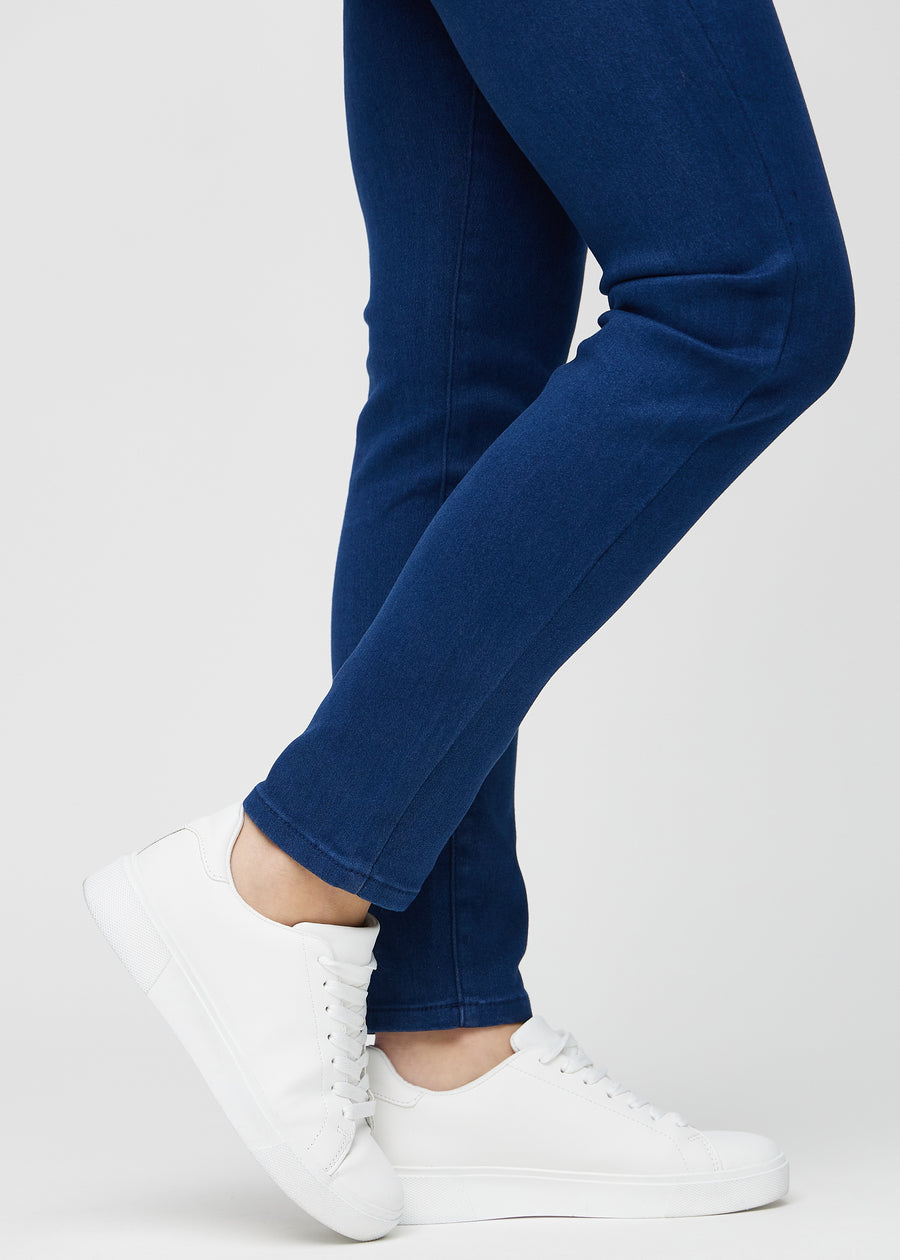 Slim-jeans til kvinner i mørkeblå, fargen Royals. Nærbilde ved anklene på en modell, som viser passformen nederst på bena.