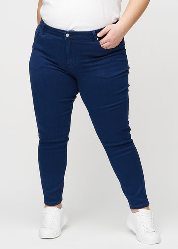 Slim-jeans til kvinner i mørkeblå, fargen Royals. Sett forfra på en plus size-modell, med tettsittende ben og litt mer plass ved anklene.