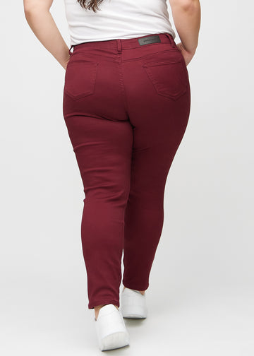 Slim-jeans til kvinner i mørkerød, fargen Santas. Sett bakfra på en plus size-modell, slik at hele passformen vises.