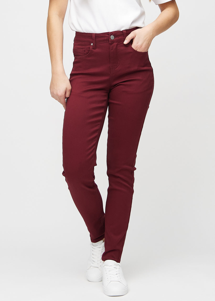 Slim-jeans til kvinner i mørkerød, fargen Santas. Sett forfra på en modell, med tettsittende ben og litt mer plass ved anklene.