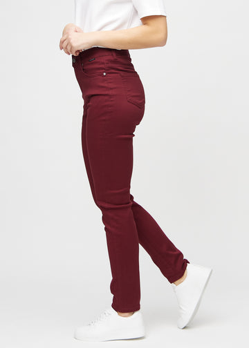 Slim-jeans til kvinner i mørkerød, fargen Santas. Sett fra siden på en modell.