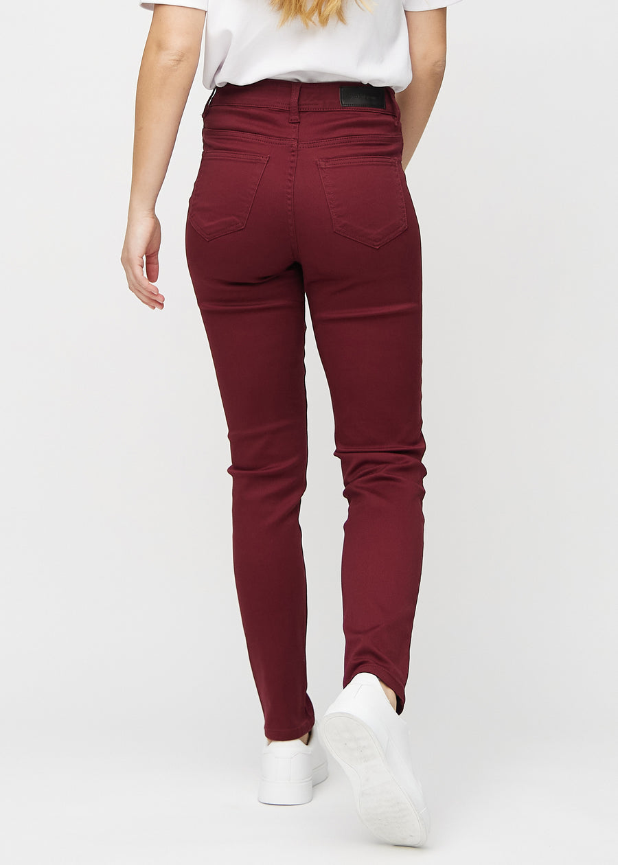 Slim-jeans til kvinner i mørkerød, fargen Santas. Sett bakfra på en modell, slik at hele passformen vises.