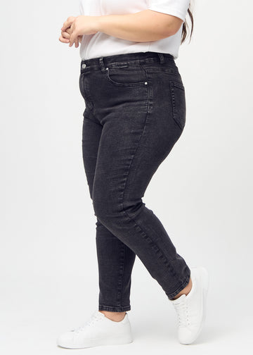 Slim-jeans til kvinner i mørkegrå, fargen Shadows. Sett fra siden på en plus size-modell.