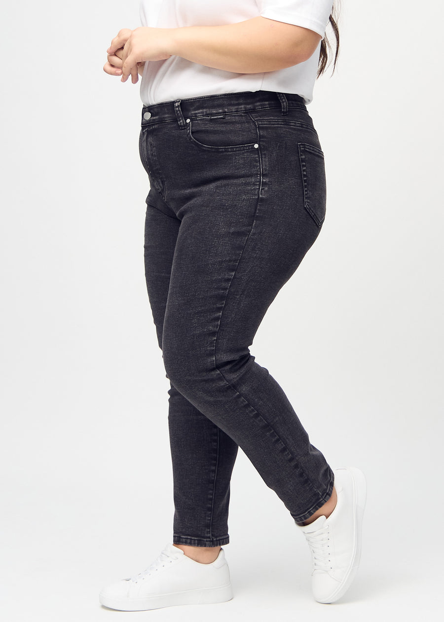Slim-jeans til kvinner i mørkegrå, fargen Shadows. Sett fra siden på en plus size-modell.