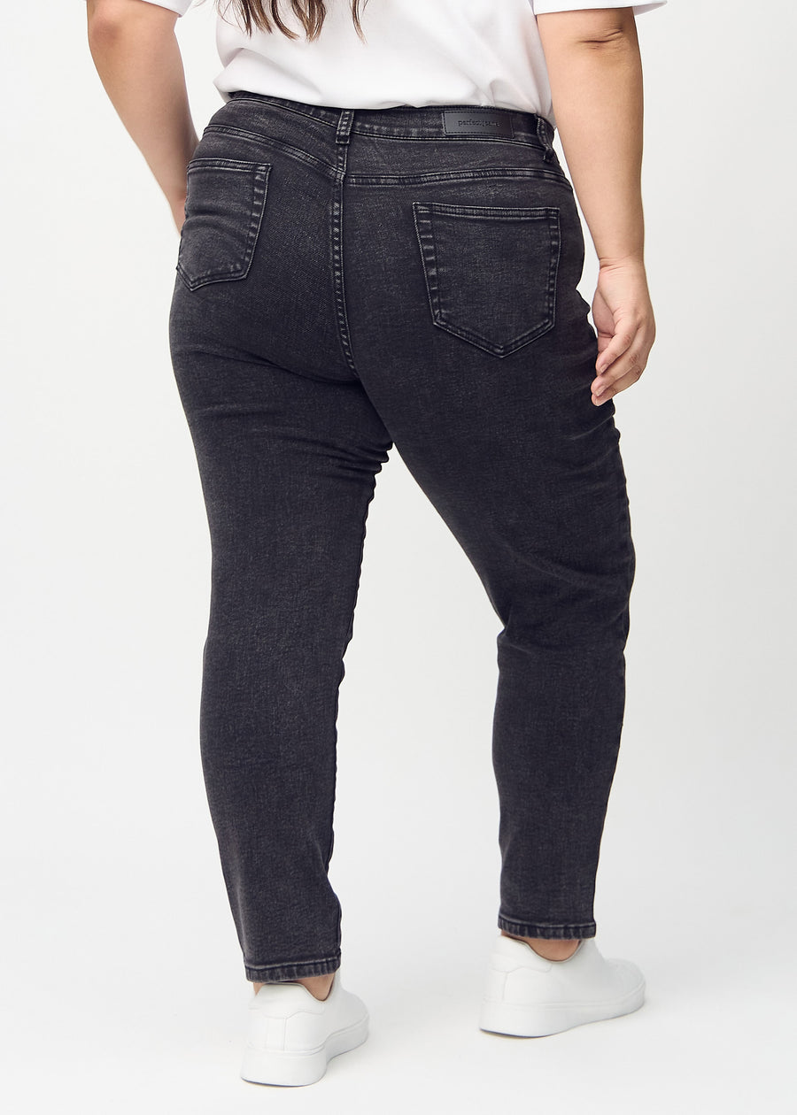 Slim-jeans til kvinner i mørkegrå, fargen Shadows. Sett bakfra på en plus size-modell, slik at hele passformen vises.