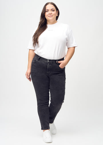 Slim-jeans til kvinner i mørkegrå, fargen Shadows. Helhetsbilde av en plus size-modell med jeansen på.
