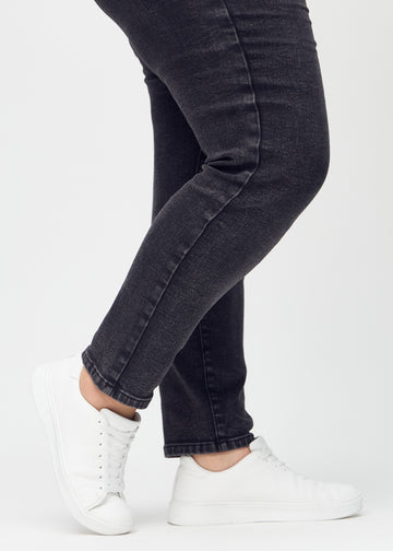 Slim-jeans til kvinner i mørkegrå, fargen Shadows. Nærbilde ved anklene på en plus size-modell, som viser passformen nederst på bena.