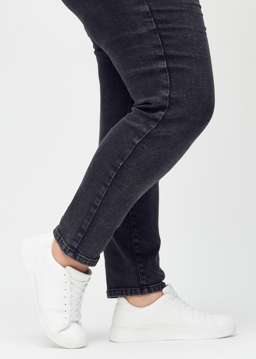Slim-jeans til kvinner i mørkegrå, fargen Shadows. Nærbilde ved anklene på en plus size-modell, som viser passformen nederst på bena.