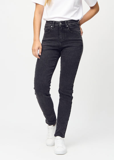 Slim-jeans til kvinner i mørkegrå, fargen Shadows. Sett forfra på en modell, med tettsittende ben og litt mer plass ved anklene.