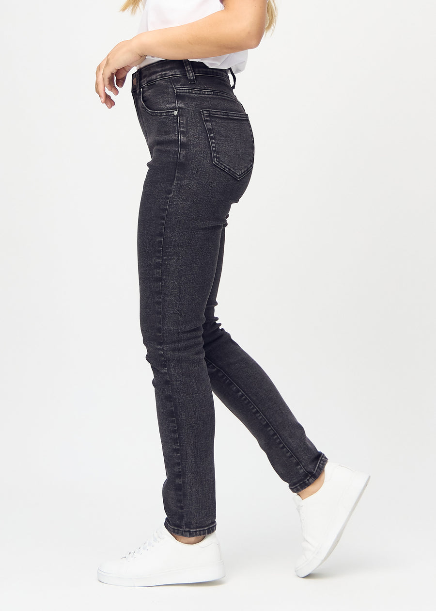 Slim-jeans til kvinner i mørkegrå, fargen Shadows. Sett fra siden på en modell.
