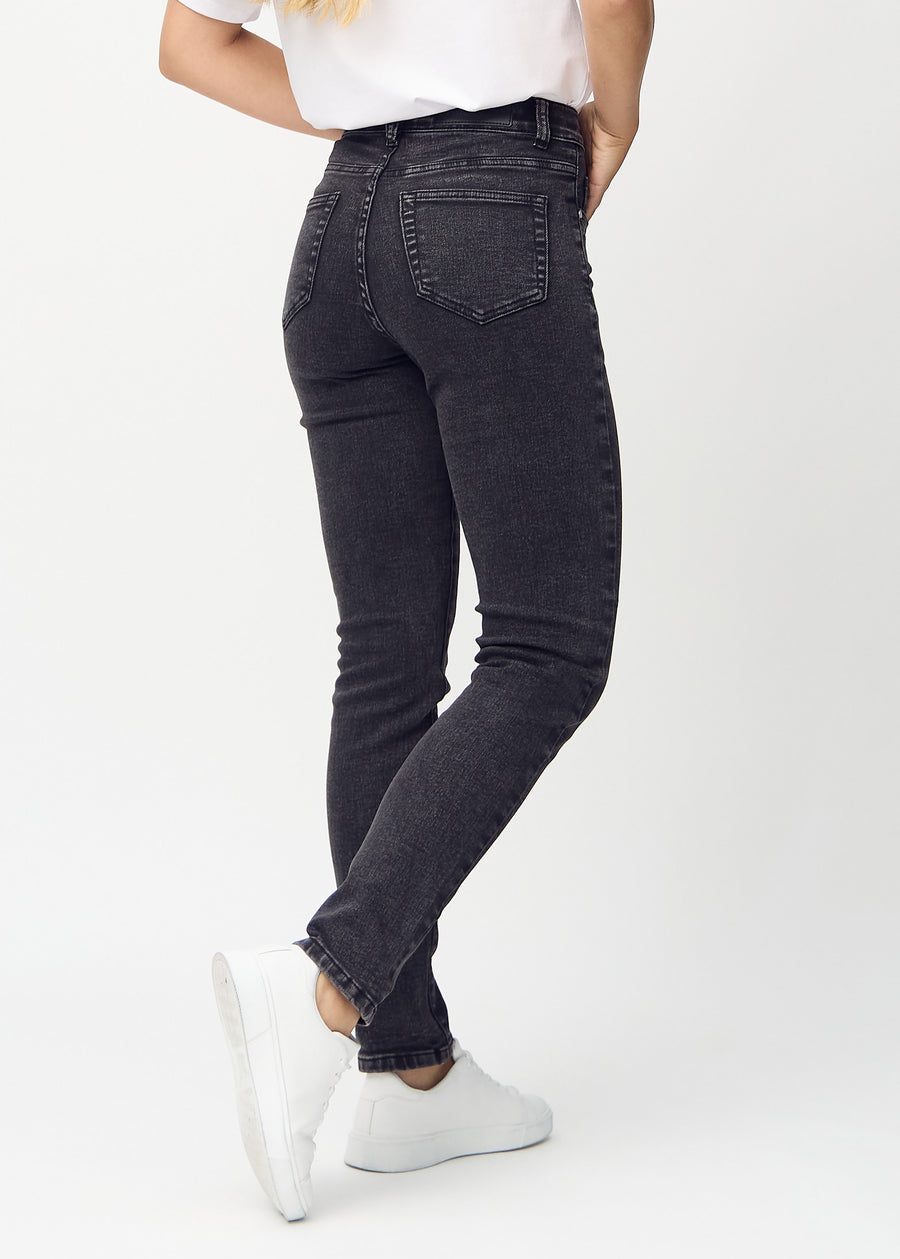 Slim-jeans til kvinner i mørkegrå, fargen Shadows. Sett bakfra på en modell, slik at hele passformen vises.